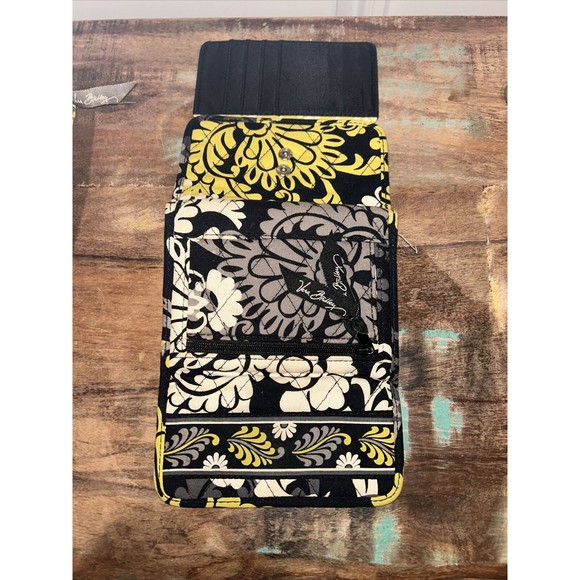 Vera Bradley lot : Wallet, 2 Zip Cases, Wristlet And Tech Case - Picture 6 of 12